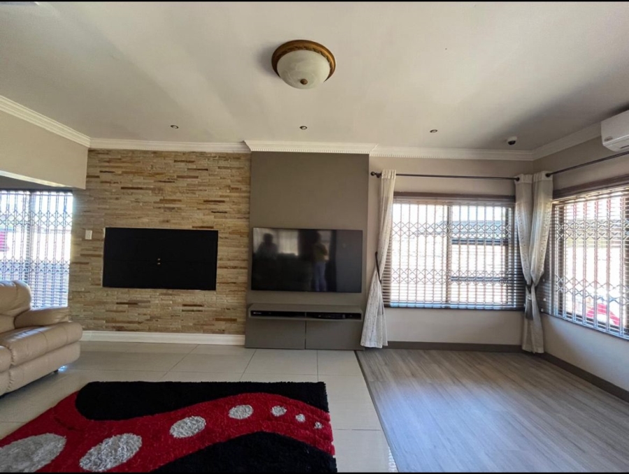 5 Bedroom Property for Sale in Roylglen Gardens Northern Cape